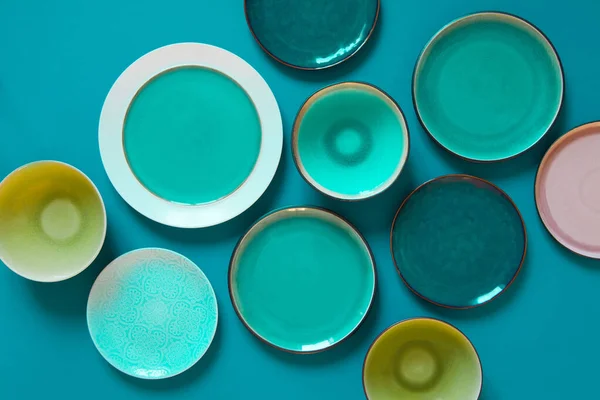 Empty flat and deep plates on a aquamarine background. — 스톡 사진