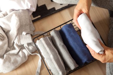 Dolabın bahar temizliği. Dikey depolama. Düzgünce f