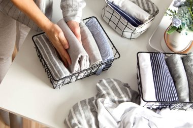 Dolabın bahar temizliği. Dikey depolama. Düzgünce f