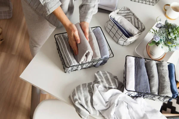 Frühjahrsputz im Kleiderschrank. Vertikale Aufräumarbeiten. ordentlich f — Stockfoto