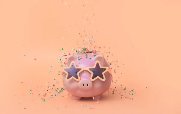 A pink piggy bank in fun glasses at a party. pink background. — Stok fotoğraf