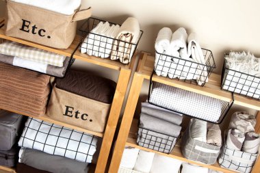 Yatak çarşafları, yorgan örtüleri ve havlular dikey olarak katlanır. Metal