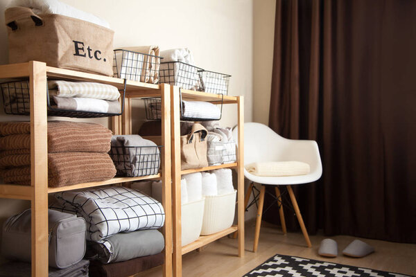 Постельное белье, пододеяльники и игрушки складываются вертикально. Опасность заключается в том, что в случае возникновения непредвиденных обстоятельств, которые могут привести к возникновению чрезвычайных ситуаций, в том числе связанных с наводнением, пострадают люди, в том числе дети.