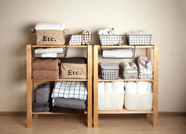 Las sábanas, fundas nórdicas y toallas se doblan verticalmente. Metal —  Fotos de Stock