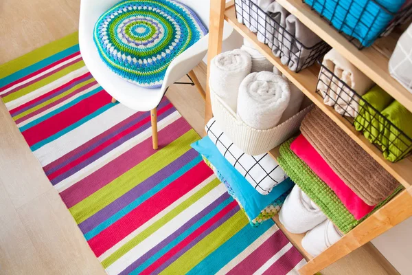 Yatak çarşafları, yorgan örtüleri ve havlular dikey olarak katlanır. Metal