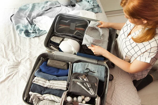 Weibliche Hände Packen Reisekoffer Aufs Bett Nahaufnahme Strandzubehör Geöffneten Koffer — Stockfoto