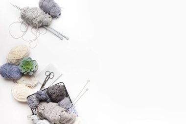 Tarafsız renkler örmek için iplik. Örgü örmek için aksesuarlar. Çelik bant, makas, örgü iğneleri. Örgü örmeye başladım..