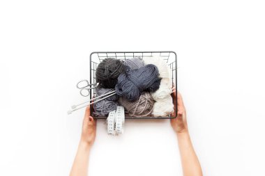 Tarafsız renkler örmek için iplik. Örgü örmek için aksesuarlar. Çelik bant, makas, örgü iğneleri. Örgü örmeye başladım..