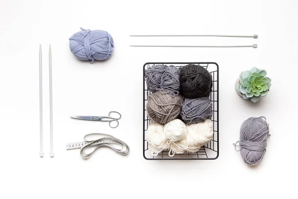 中性の色を編むための糸 編み物用アクセサリー センチメートルテープはさみ編み針 ニット生地開始 — ストック写真