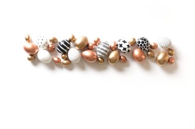 Altın bakır ve siyah sanatın çok renkli ve küçük yumurtalarının üst görüntüsü beyaz izole bir zemin üzerinde güzel bir şekilde uzanır. Paskalya kutlamaları konsepti. Reklam alanı