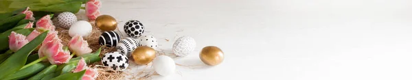 Vista Superior Belos Ovos Páscoa Modernos Dourados Preto Brancos Estão — Fotografia de Stock
