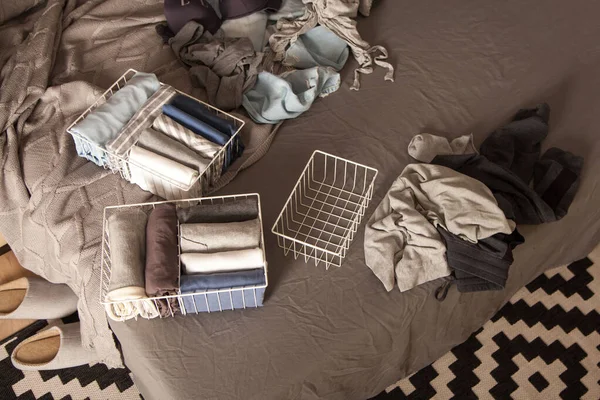 ワードローブの注文 服はきれいに折り畳まれた 灰色の背景 ベッドルーム 疲れ切って — ストック写真