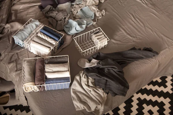 ワードローブの注文 服はきれいに折り畳まれた 灰色の背景 ベッドルーム 疲れ切って — ストック写真
