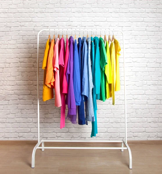 Roupeiro Mulheres Roupas Blusas Camisas Pendurar Cabides Ordem Das Cores — Fotografia de Stock