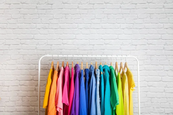 Kvinnors Garderob Sweatshirts Skjortor Och Blusar Hänga Trä Axlar Ordning — Stockfoto