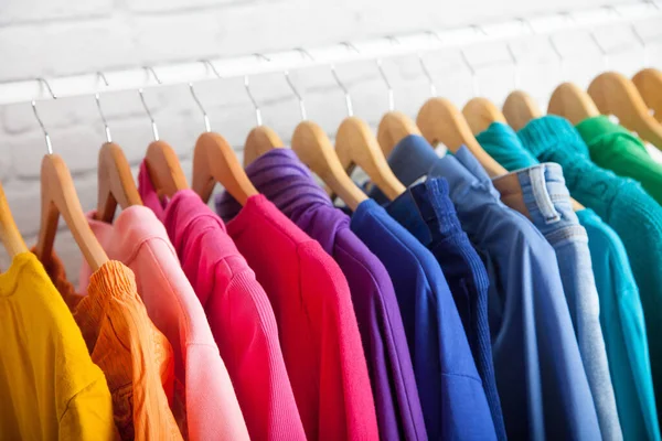 Armario Ropa Mujer Blusas Camisas Cuelgan Perchas Orden Los Colores — Foto de Stock