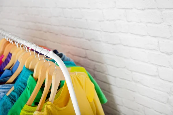 Vestiti Primo Piano Tutti Colori Dell Arcobaleno Appesi Grucce Legno — Foto Stock