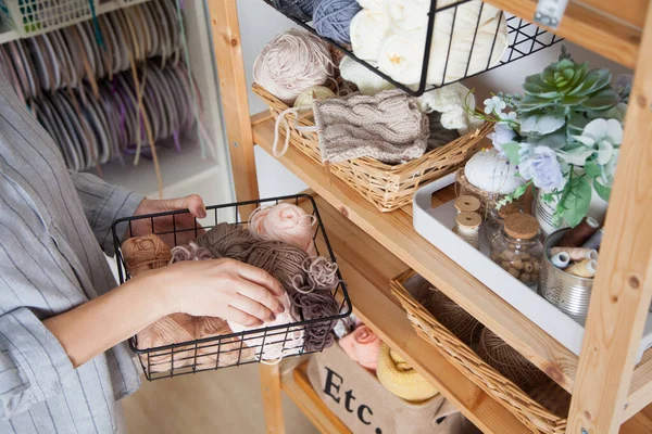 Las Manos Una Costurera Artesana Toman Recipiente Con Hilo Tonos — Foto de Stock