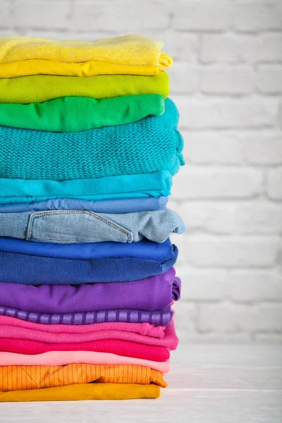 Sudaderas Armario Las Mujeres Camisas Blusas Cuelgan Los Hombros Madera — Foto de Stock