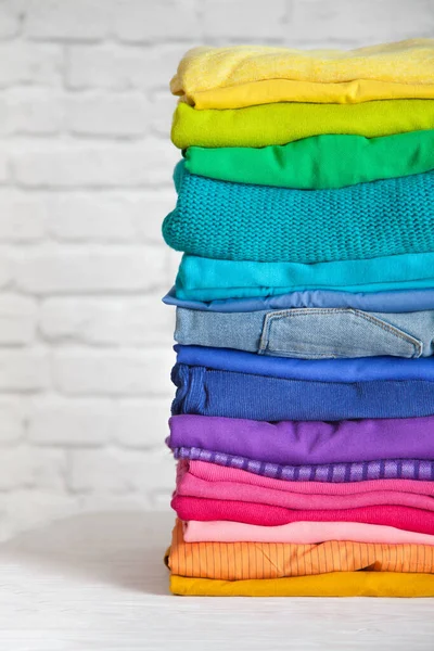 Sudaderas Armario Las Mujeres Camisas Blusas Cuelgan Los Hombros Madera — Foto de Stock