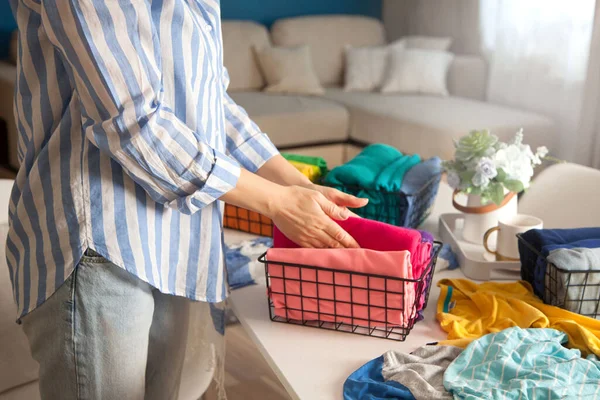 Oidentifierad Kvinna Casual Kläder Lägger Kläder Metall Mesh Behållare Regnbåge — Stockfoto