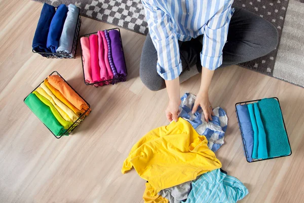 Visão Superior Uma Jovem Mulher Roupas Casuais Empilha Coisas Classificando — Fotografia de Stock