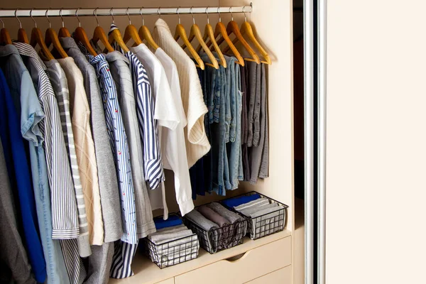 Kledingkast Met Perfecte Orde Kleding Blauwe Lichte Tinten Hangers Dingen — Stockfoto