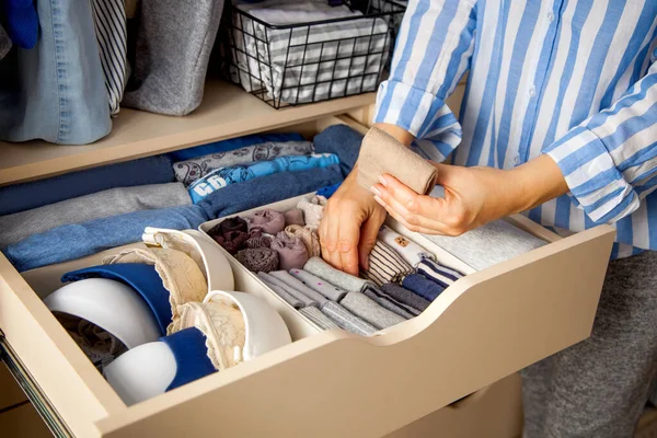 Handen Van Een Jonge Onbekende Vrouw Casual Kleding Prachtig Dingen — Stockfoto