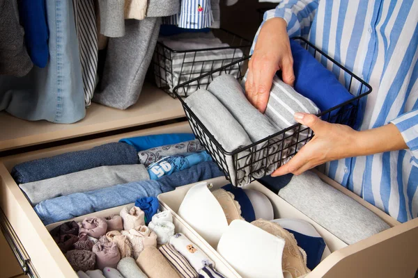 Handen Van Een Jonge Onbekende Vrouw Casual Kleding Prachtig Dingen — Stockfoto