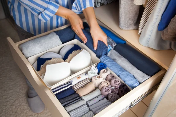 在现代储存系统的总体清洗过程中 身份不明的整洁家庭主妇将装有袜子和裤袜的集装箱放在衣柜抽屉里 美丽舒适的组织概念 — 图库照片