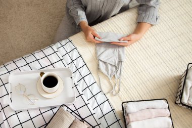 Genç ev kadınının el manzarası güzel bir şekilde yerdeki metal kaplara kahve fincanlarıyla bir şeyler fırlatıyor. Düzen ve düzen kavramı