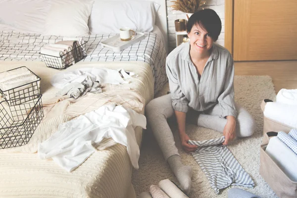 Güzel Genç Esmer Bir Kadının Rahat Yatak Odasında Otururken Bir — Stok fotoğraf