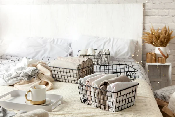 Mesh Metal Containers Full Clothes Linen Stand Bed Floor Bedroom — Stock Photo, Image