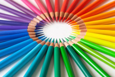 Boya kalemleri - beyaz arka planda gevşek düzenlenmiş renkli kalem seti. Yuvarlak çerçeve.