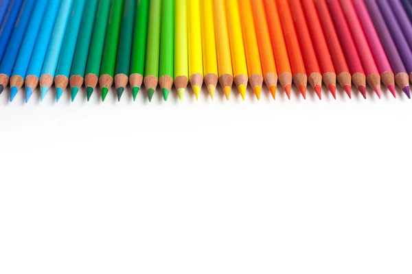 クレヨン 白の背景に緩やかに配置された色鉛筆セット 色鉛筆を一列に並べ — ストック写真