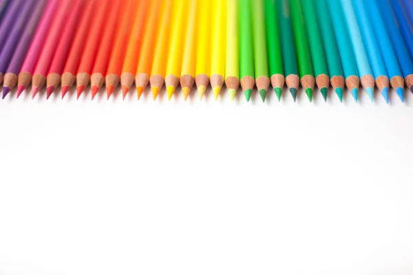 Цветные Карандаши Цветной Набор Карандашей Свободно Расположенных Белом Фоне Цветные — стоковое фото