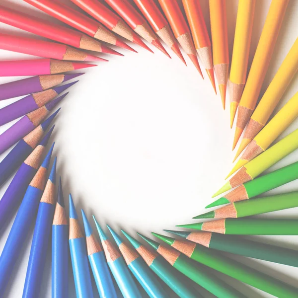 色彩艳丽的铅笔 宽松地排列在白色背景上 圆形框架 — 图库照片