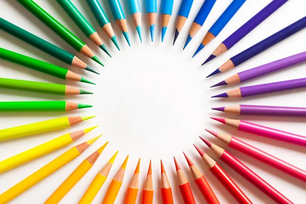 クレヨン 白の背景に緩やかに配置された色鉛筆セット — ストック写真