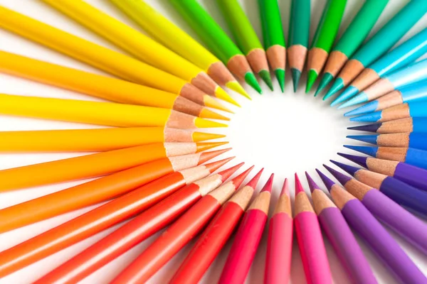 Crayons Χρωματιστό Μολύβι Που Διατάσσονται Χαλαρά Λευκό Φόντο Στρογγυλό Πλαίσιο — Φωτογραφία Αρχείου