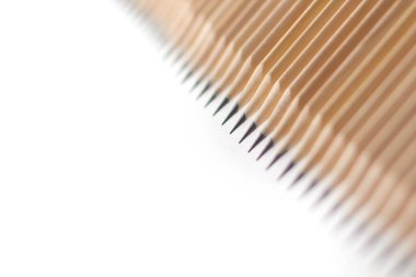 Keskinleştirilmiş kırtasiye kalemleri beyaz arka planda yan yana yatar ve dairesel vignette tarafından bulanıklaştırılır. Ofis malzemeleri ve ideal işçiler kavramı. Reklam alanı