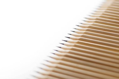 Keskinleştirilmiş kırtasiye kalemleri beyaz arka planda yan yana yatar ve dairesel vignette tarafından bulanıklaştırılır. Ofis malzemeleri ve ideal işçiler kavramı. Reklam alanı