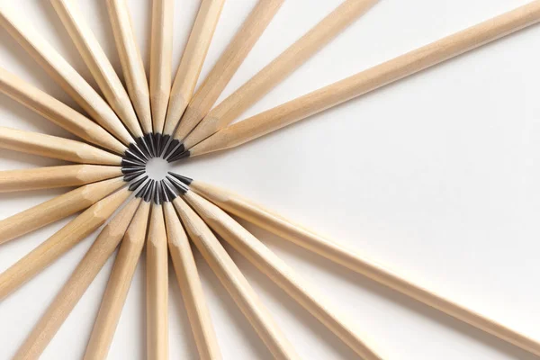 用木头做的铅笔的顶视图躺在白色的表面上 形成了一个开放的圆圈 团队中的自由空间概念 友谊队的空缺 广告空间 — 图库照片