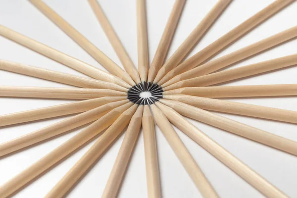 在白色的背景上 铅笔的顶部与铅笔的两端对称地连接在一起 凝聚力和团队精神的概念 — 图库照片