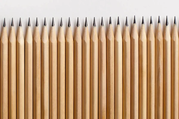 用木头做的光滑而精致的铅笔放在白桌子上 优质文具的概念 完美的 紧密结合的团队的概念 Copyspac — 图库照片