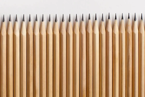 Hermosos Lápices Finamente Afilados Hechos Madera Yacen Sobre Una Mesa — Foto de Stock