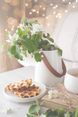 Kahveli ve Viyana waffle 'lı sabah kahvaltısı. Çiçek açan elma ağacının güzel dalları.
