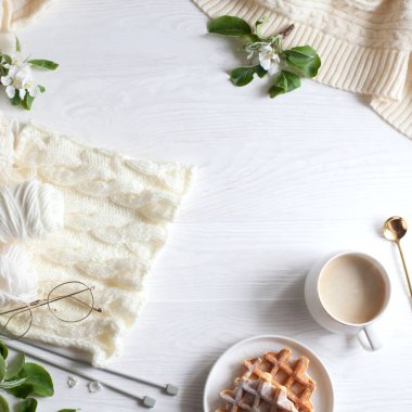 Kadınsı ev hobisi. İğne işi. Kahveli ve Viyana waffle 'lı sabah kahvaltısı. Çiçek açan elma ağacının güzel dalları.