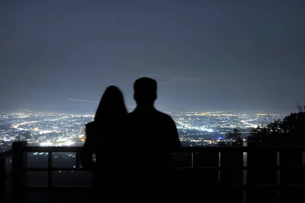 Paar in liefde silhouet op de berg, liefde en Valentijnsdag c — Stockfoto