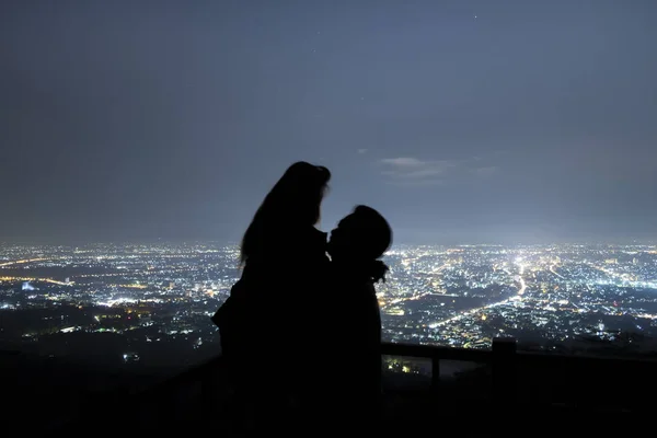 Paar in liefde silhouet op de berg, liefde en Valentijnsdag c — Stockfoto