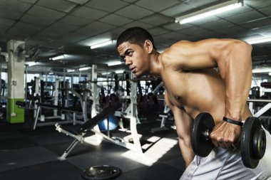 Fitness erkekte egzersizleri dumbbells ile spor salonunda gösterilen eğitim,